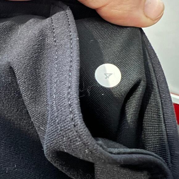 Lululemon black crop leggings size 4 - Picture 4 of 4